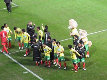 アウェイよりホーム自由席に挨拶にきた選手たち