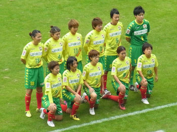 試合前の整列をする選手たち