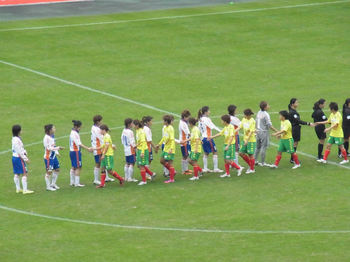 試合後の握手をする選手たち