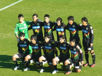 試合前の記念写真を撮るジェフの選手たち