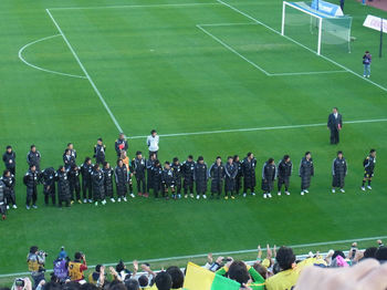 試合終了後、メインスタンドで挨拶する選手たち