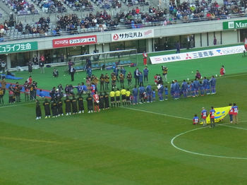 試合前の整列をする選手たち