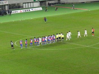 試合終了後の握手をする選手たち