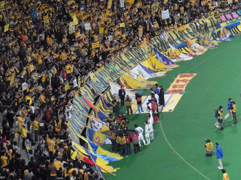 ゴール裏で挨拶をするベガルタの選手たち