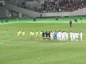 試合後の握手をする選手たち