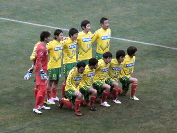 試合前の記念撮影をする選手たち