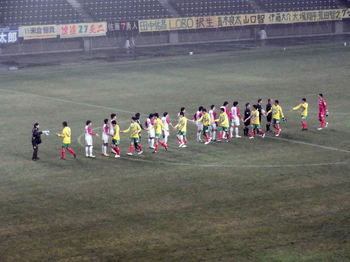 試合後の整列をする選手たち