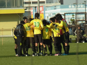 3本目の前に円陣を組む