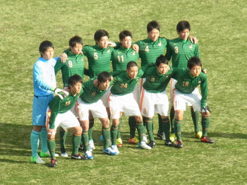 試合前の記念撮影をする青森山田の選手たち