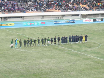 試合終了後の整列をする選手たち