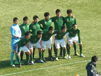 試合前の記念撮影をする青森山田の選手たち