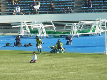 PKを止めた田中のもとに集まる青森山田の選手たち