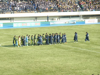 試合終了後の握手をする選手たち