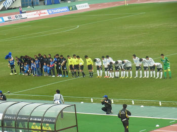 試合前の整列をする両チームの選手たち