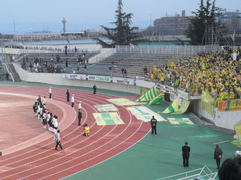 試合終了後 ゴール裏に挨拶にきた選手たち