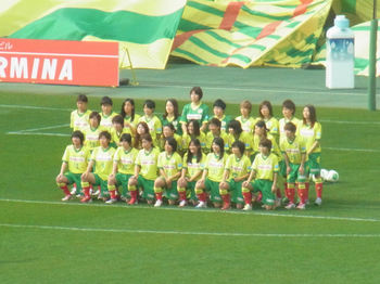 ジェフレディースが記念撮影