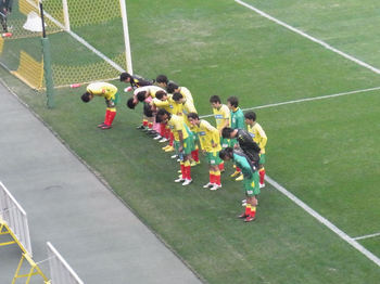 試合後の挨拶に来た選手たち