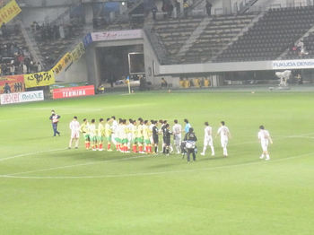 試合終了後の握手をする両チームの選手たち