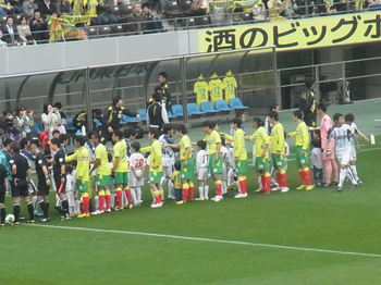 試合前の握手をする両チームの選手たち