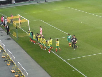 試合後の挨拶をする選手たち