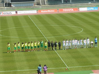 試合前の整列をする両チームの選手たち