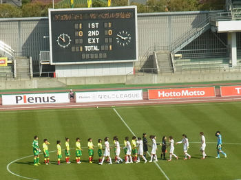 試合終了後の握手をする両チームの選手たち