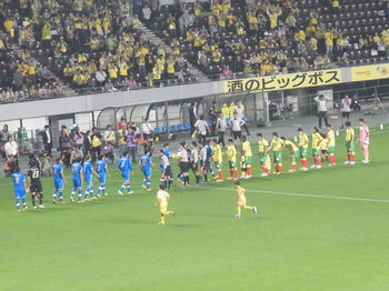 試合前の整列をする両チームの選手たち