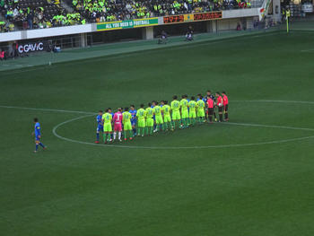 試合終了後の握手をする選手たち