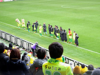 試合後の挨拶をする選手たち