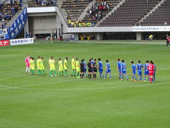 試合終了後の握手をする選手たち