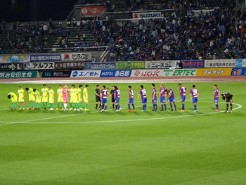 試合後の握手をする選手たち