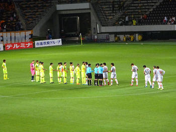 試合終了後の握手をする選手たち