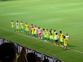 試合終了後の挨拶をする選手たち