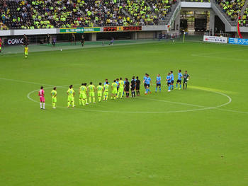 試合終了後の握手をする選手たち