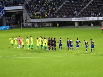 試合終了後の握手をする選手たち