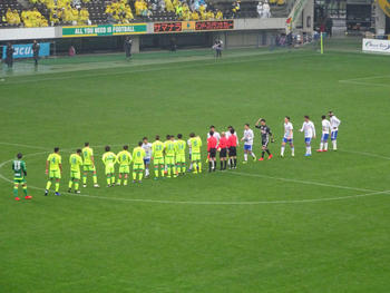 試合終了後の握手をする選手達