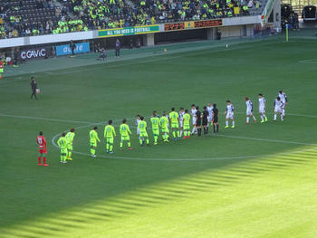 試合終了後の挨拶をする選手たち