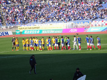 試合終了後の握手をする選手達。