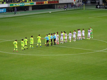 試合後の握手をする選手たち