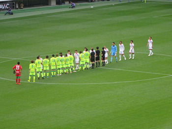 試合後の握手をする選手たち