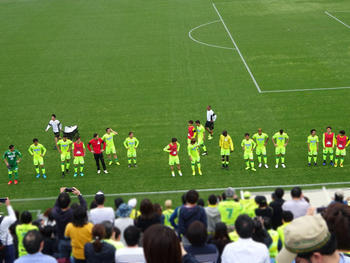 試合後の挨拶をする選手たち