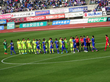 試合終了後の握手をする選手たち