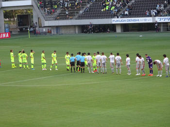 試合終了後の握手をする選手たち