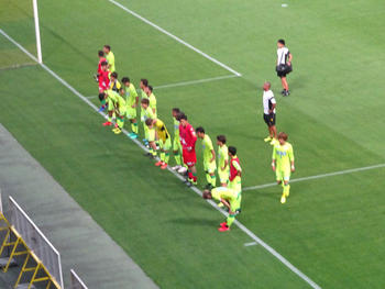 試合終了後の挨拶をする選手たち