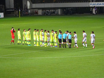 試合終了後の握手をする選手たち