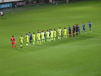 試合後の握手をする選手たち