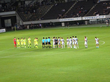 試合終了後の握手をする選手たち