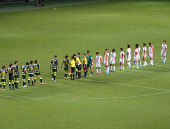 試合終了後の挨拶をする選手たち