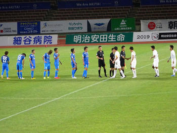 試合終了後の握手をする選手たち