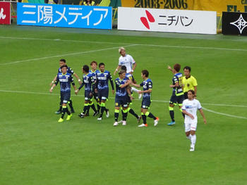 矢田のゴール直後。